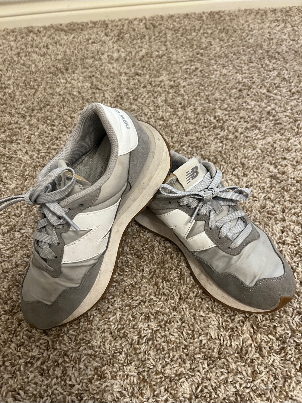 New Balance Men’s Grey and White Retro Low-Top Sneakers